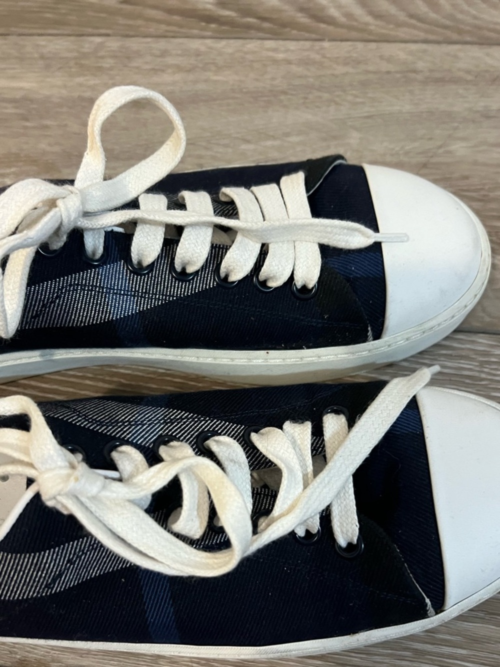 Burberry Women's Plaid Low-Top Sneakers in Navy and White 37.5 - Picture 4 of 9